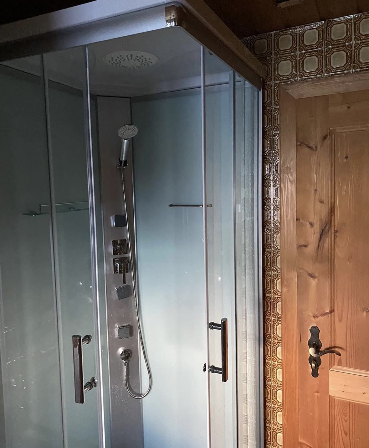 Modernes Badezimmer mit verglaster Duschkabine