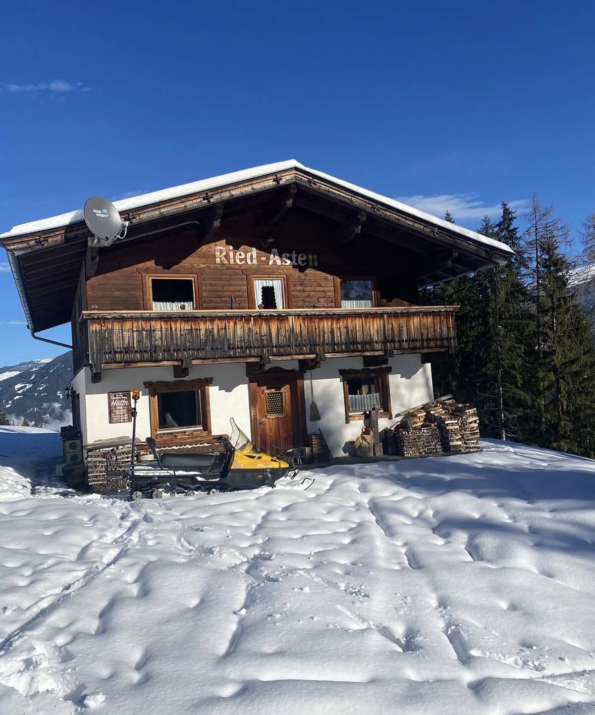Ferienhütte Ried-Asten im Winter mit Schnee und Schneemobil