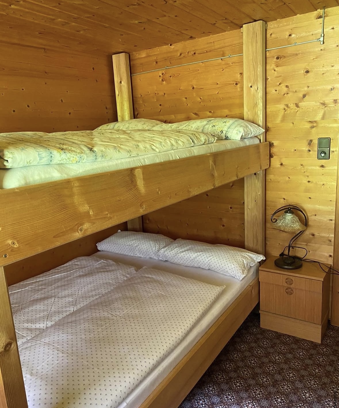 Schlafzimmer mit Holz-Etagenbett und Holzvertäfelung