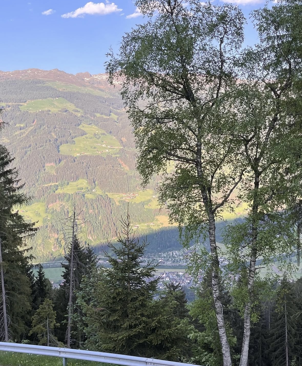 Panoramablick über das Zillertal mit Bergen und Tal