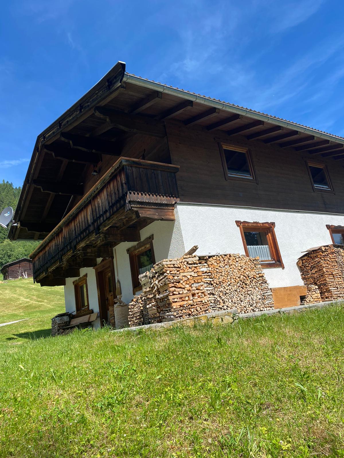 Panoramaweg an der Zillertaler Höhenstraße mit Wald und Bergen